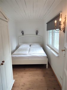 Schlafzimmer mit großen Kleiderschrank